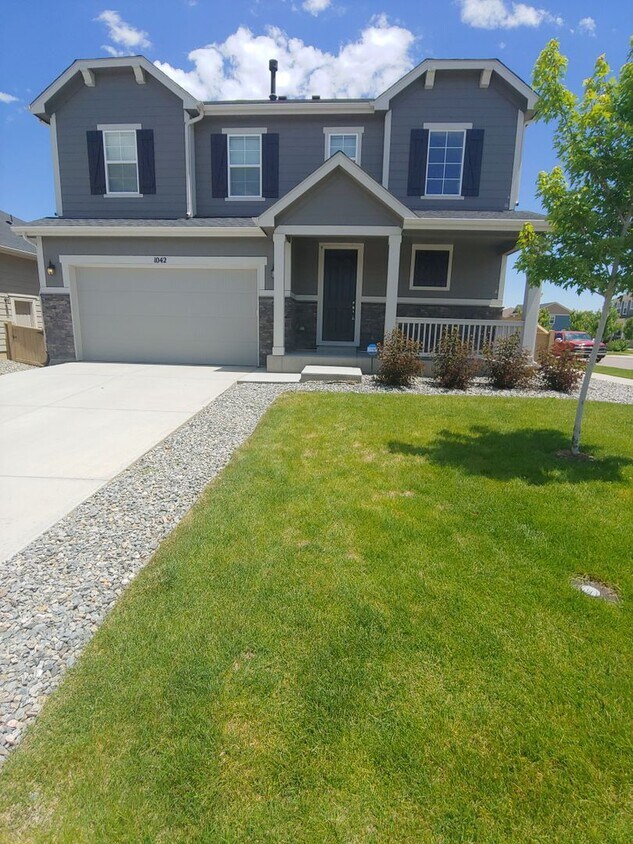 Foto principal - Gorgeous 4 Bed 3.5 Bath in Fantastic Location