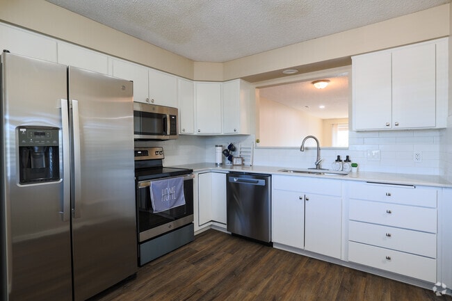 2BR, 2BA - 1,253SF - Twin Lakes