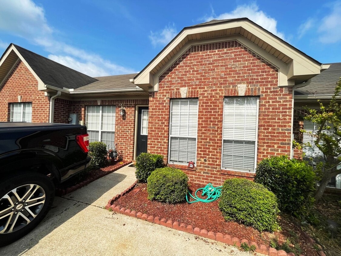 Foto principal - One Level two bedroom, two bath townhouse ...