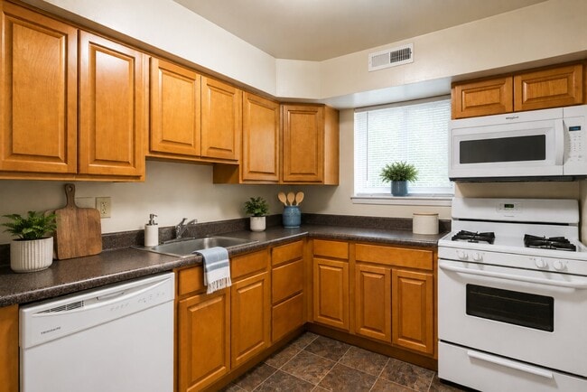 Building Photo - Glen Mar Apartment Homes