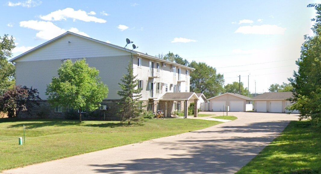 Primary Photo - Large 2 Bedroom Apartment - Available Augu...