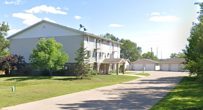 Building Photo - Large 2 Bedroom Apartment - Available August 1st