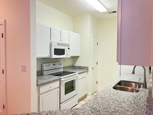 Building Photo - Available Now! First Floor, 3 Bedroom, 2 Bath Windsor Green Condo in Carolina Forest!!