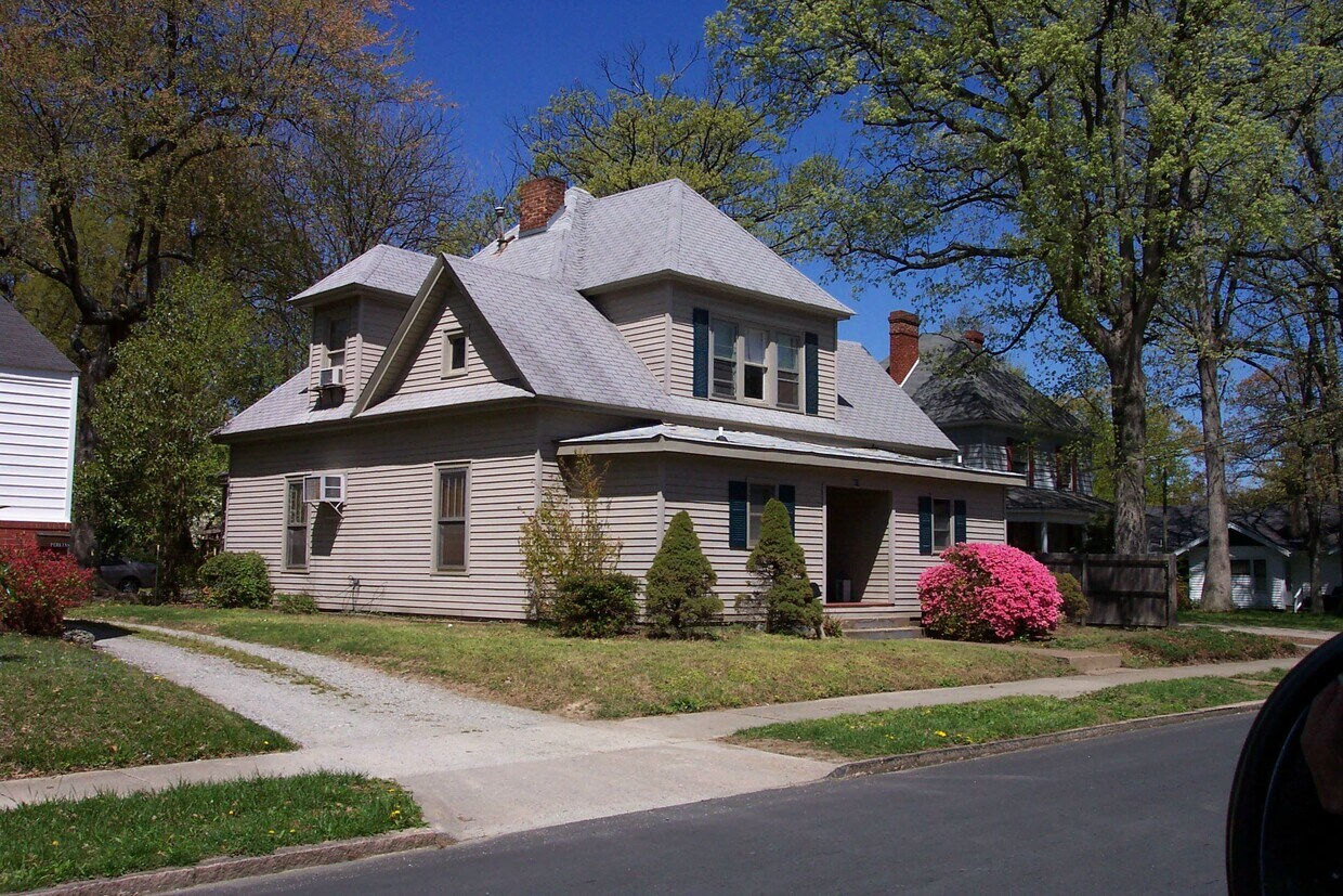 Primary Photo - 812 S Elam Ave