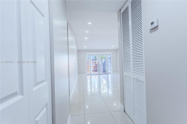 Building Photo - 5145 SW 140th Pl