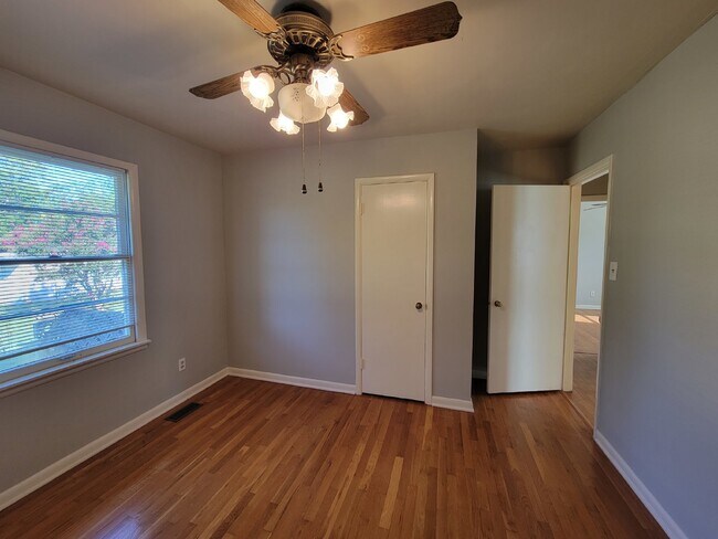 Foto del edificio - Fabulous 3-Bedroom Home with Gleaming Hard...