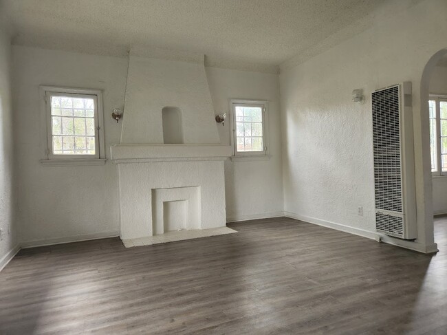 Building Photo - 2633 S Ridgeley Dr
