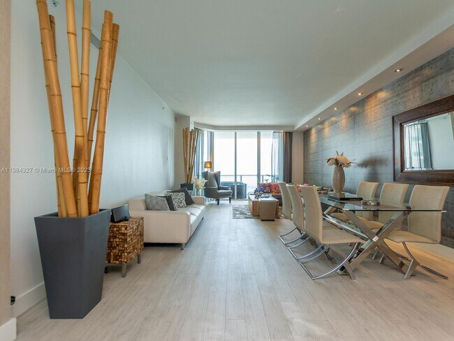 Foto del edificio - 1300 Brickell Bay Dr