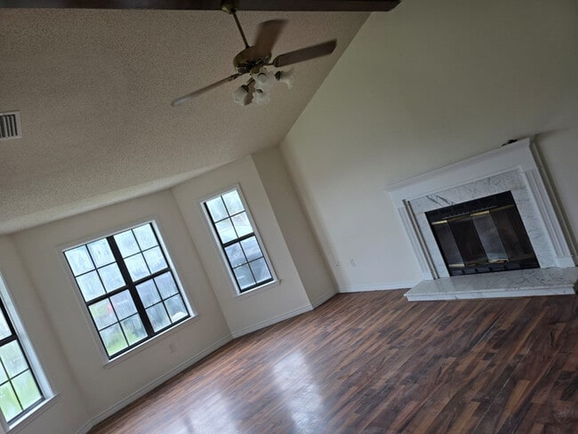 Building Photo - 109 Walker Cir E