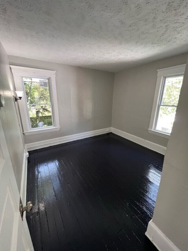 Building Photo - Charming 4-Bedroom Property in Prime Location