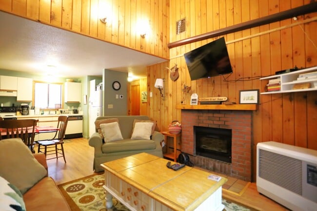 Building Photo - 12 Streamside Rd