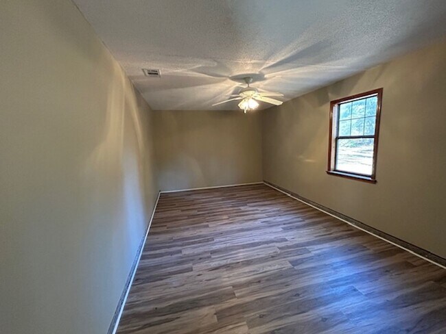 Foto del edificio - 3-bedroom home located in the charming Lak...