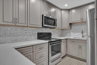 Building Photo - 930 N 14th Ct