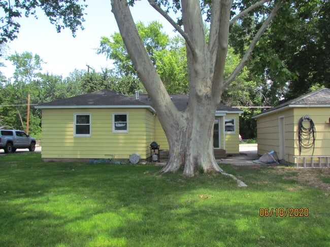 Building Photo - Roommate Needed for 3 Bed Home Close to Bo...