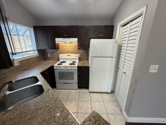 Foto del edificio - 1940 Lake Atriums Cir