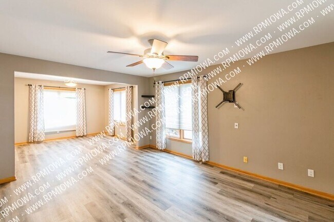 Building Photo - EXPANSIVE BACK YARD!! 4 Bedroom, 3.5 Bath ...
