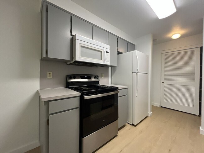 Foto del edificio - Beautiful Upper-Level Condo in the Heart of Multnomah Village with Private Covered Balcony and In...