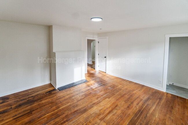 Building Photo - 1909 S Garden Springs Rd