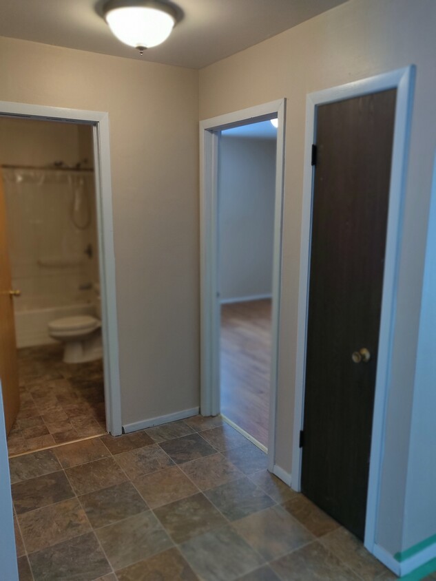 Open hallway to bathroom, bedrooms and linen closet. - 3348 brown st