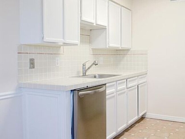 Building Photo - 3121 S Tamarac Dr