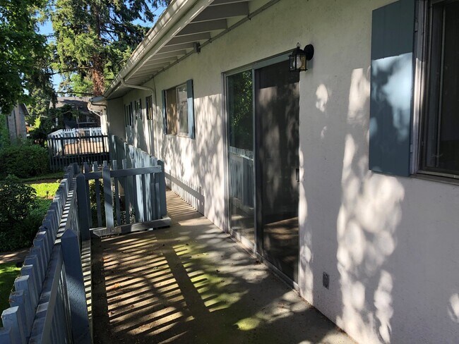 Building Photo - Large upstairs condo in great location!