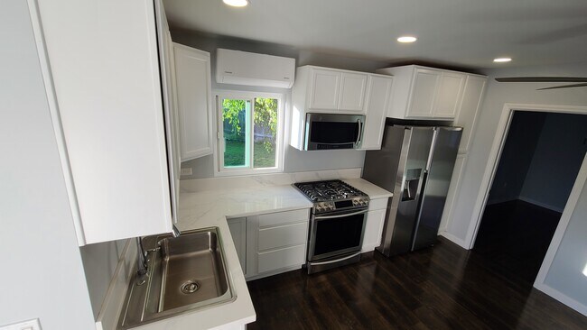 Building Photo - 1005 La Solana Dr