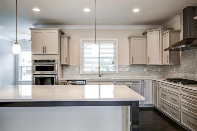 Foto del edificio - 827 Stone Ridge Ln NE