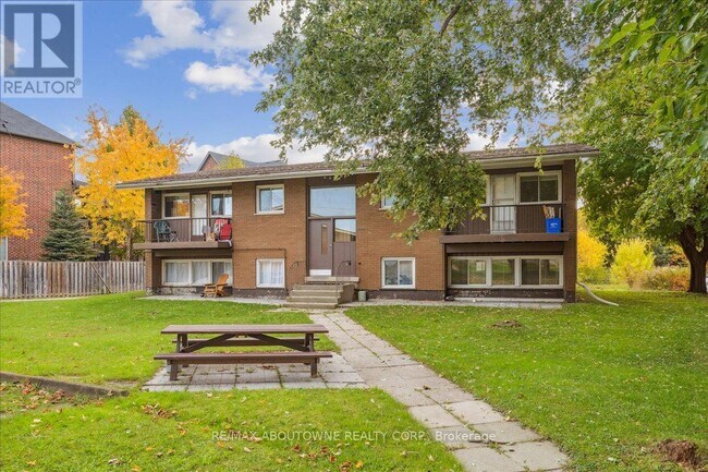 Photo du bâtiment - 2350-2350 Queensway Dr