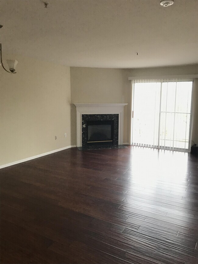 Foto del edificio - 14100 Farnsworth Ln