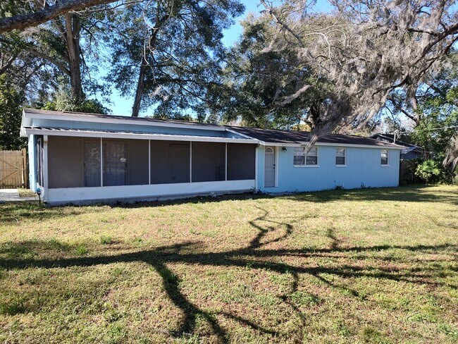 Building Photo - Affordable Centrally located 3 Bedroom Ful...
