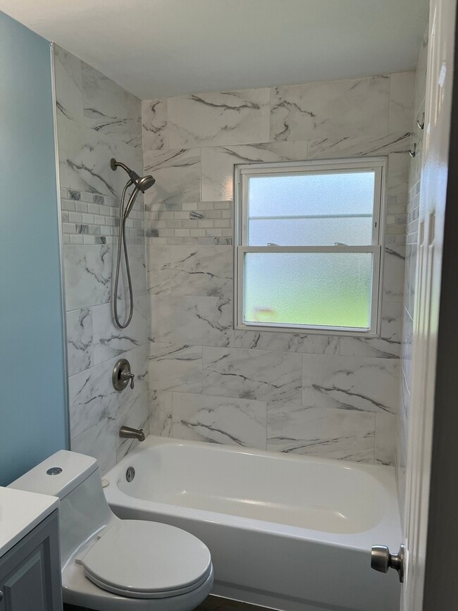 Foto del edificio - 1835 E 223rd St