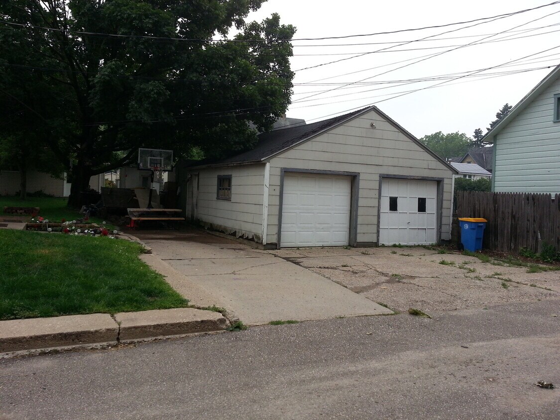 Building Photo - 416 S Cedar Ave