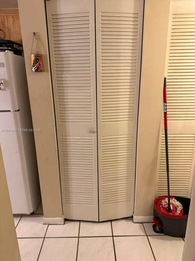 Foto del edificio - 6031 Shaker Wood Cir