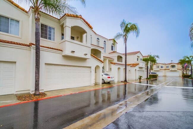 Foto del edificio - Spacious Townhome in San Marcos, 2-Car Garage, and a Tropical Community Pool!!