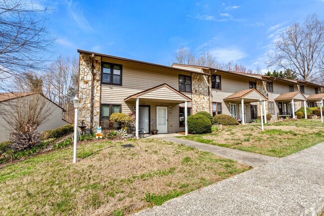 Foto del edificio - Updated 2-bedroom, 1.5-bath townhome in Winston-Salem
