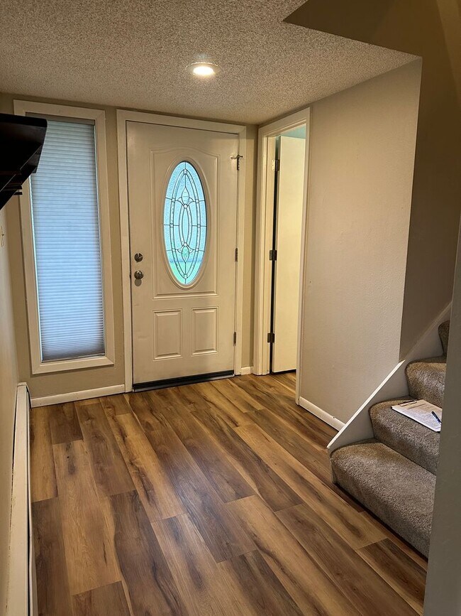 Building Photo - Spacious 3 BDR Home with BONUS ROOM, Large...