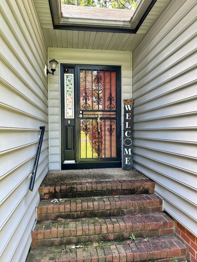 Building Photo - Charming 4 Bedroom, 2.5 Bath Home – Single...