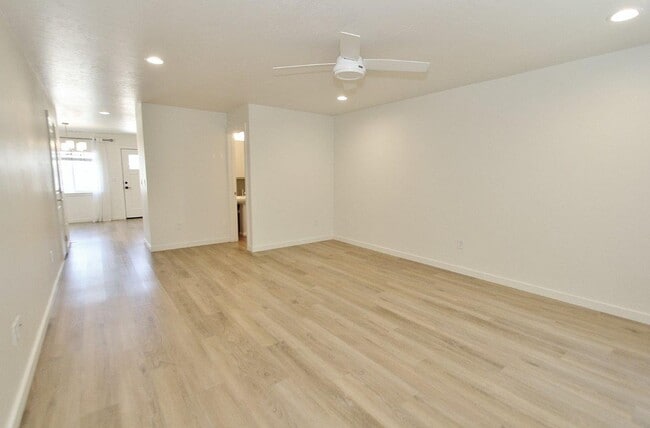 Building Photo - Immaculate Townhouse w/2-Car Garage