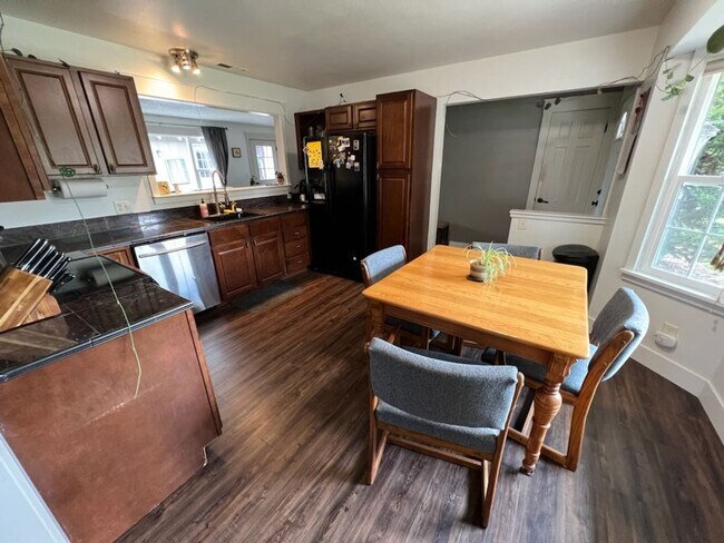 Building Photo - Spacious 3 bed/2 bath rambler with large f...