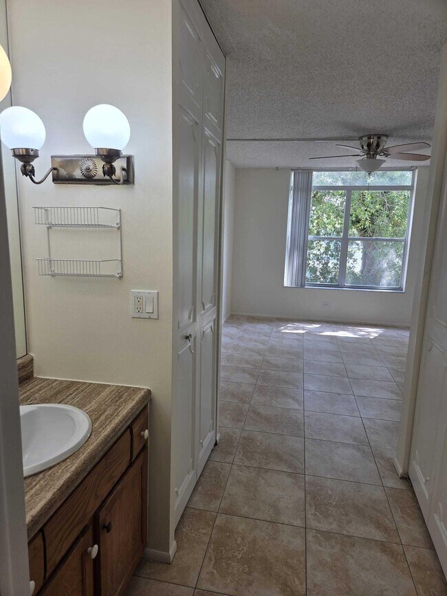 Foto del edificio - 3750 Inverrary Dr