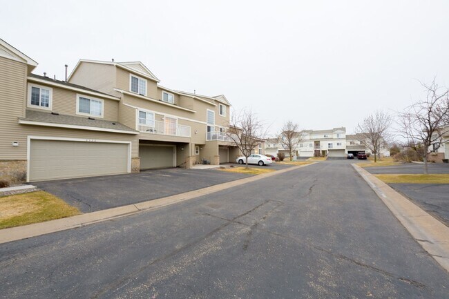 Building Photo - Rare maple grove townhouse available! 3 be...