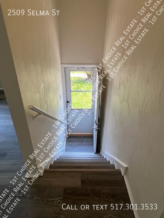 Building Photo - 2-BDR 1-BTH Duplex in Holt - New Flooring ...