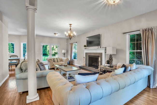 Foto del edificio - 1025 Peconic Bay Blvd