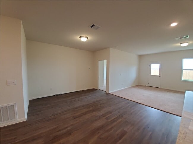 Building Photo - 120 Seneca Loop