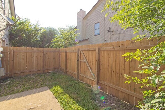 Building Photo - 2211 Creekside Ln