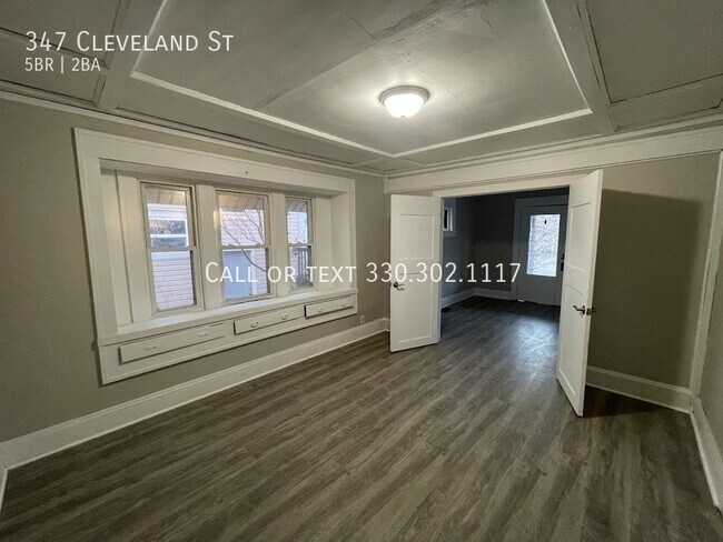 Foto del edificio - Five bedroom 1 1/2 bathroom home for rent