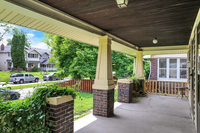 Foto del edificio - 626 N Riley Ave