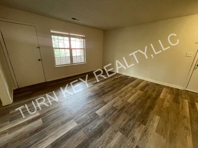 Building Photo - 910 Chapel Creek Dr