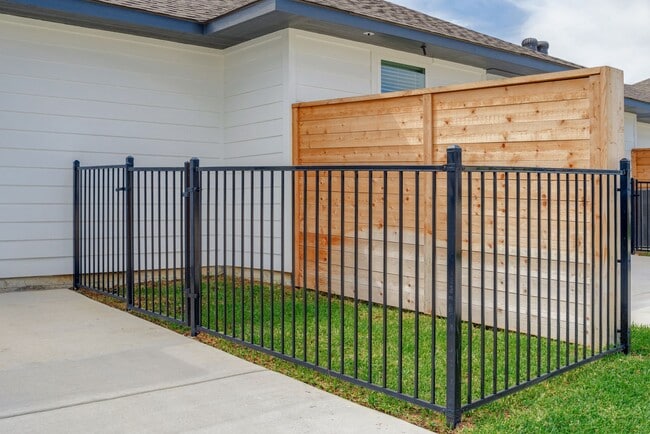 Foto del edificio - Live, love, and grow in this charming townhome!