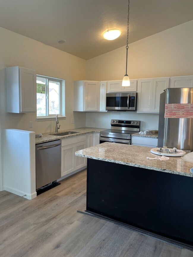 Building Photo - 3 Bedroom, 2 bath, 2 car garage available ...